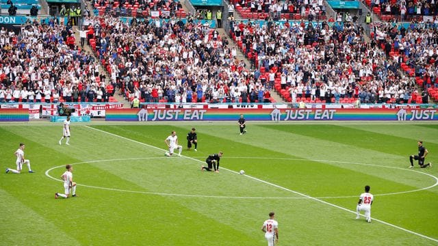 Bereits bei der EM knieten die deutschen Spieler gemeinsam mit den Engländern vor dem Spiel auf dem Rasen.