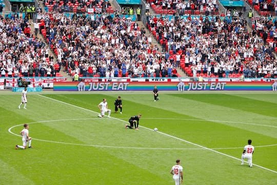 Bereits bei der EM knieten die deutschen Spieler gemeinsam mit den Engländern vor dem Spiel auf dem Rasen.