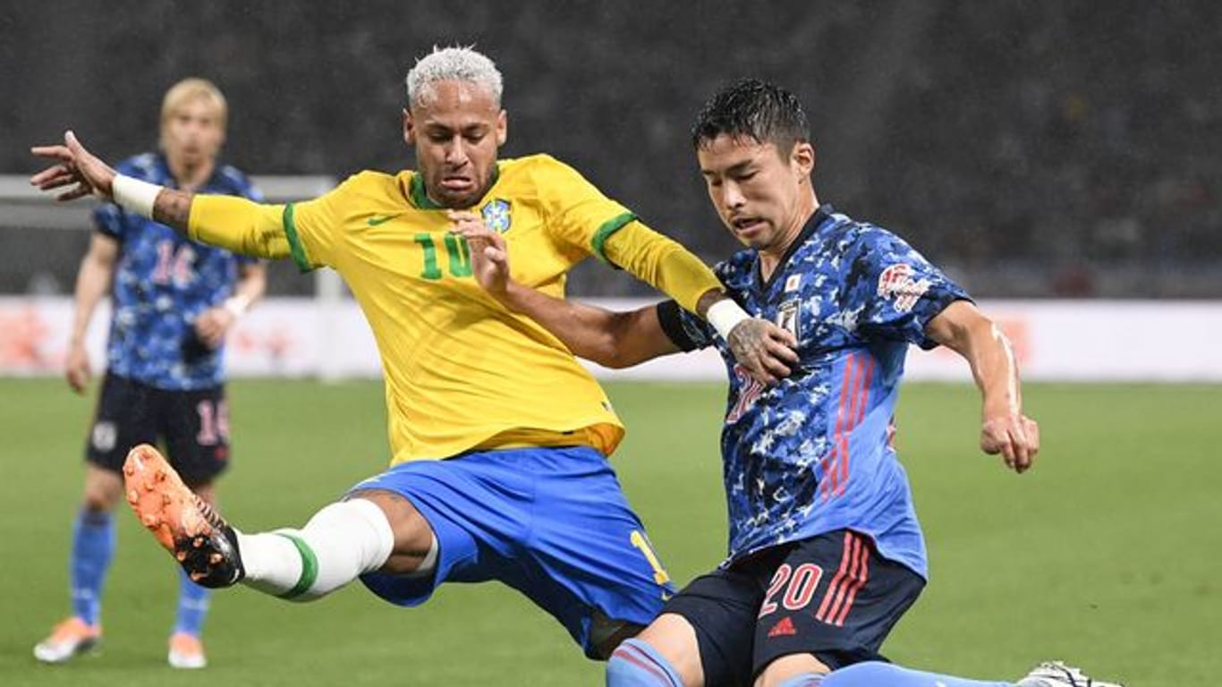 Brasiliens Neymar (l) und Japans Yuta Nakayama kämpfen um den Ball.