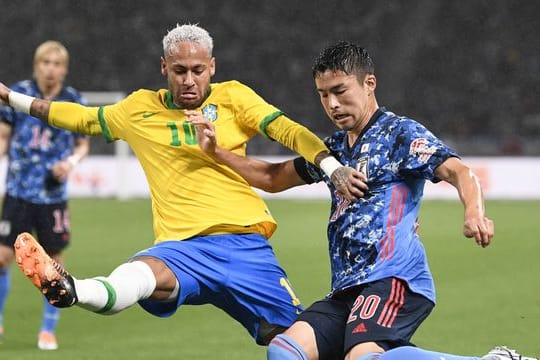 Brasiliens Neymar (l) und Japans Yuta Nakayama kämpfen um den Ball.