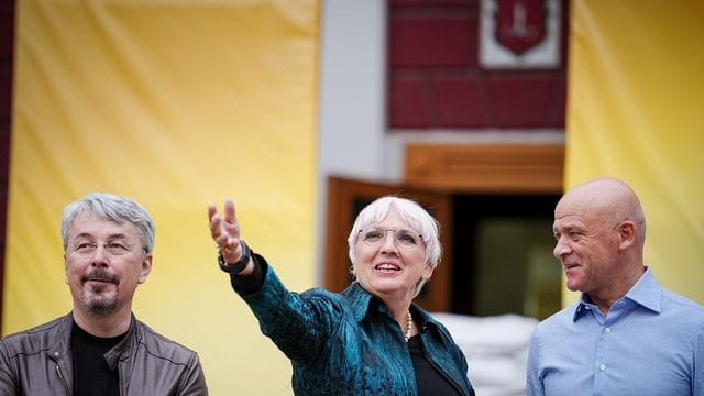 Claudia Roth schaut sich mit Bürgermeister Hennadij Truchanow (r) und dem ukrainischen Kulturministers Olexandr Tkatschenko (l) Odessa an.