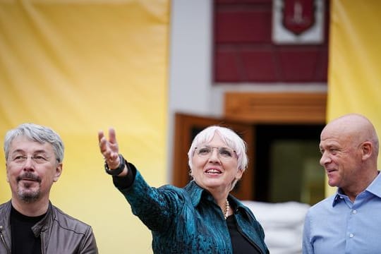 Claudia Roth schaut sich mit Bürgermeister Hennadij Truchanow (r) und dem ukrainischen Kulturministers Olexandr Tkatschenko (l) Odessa an.