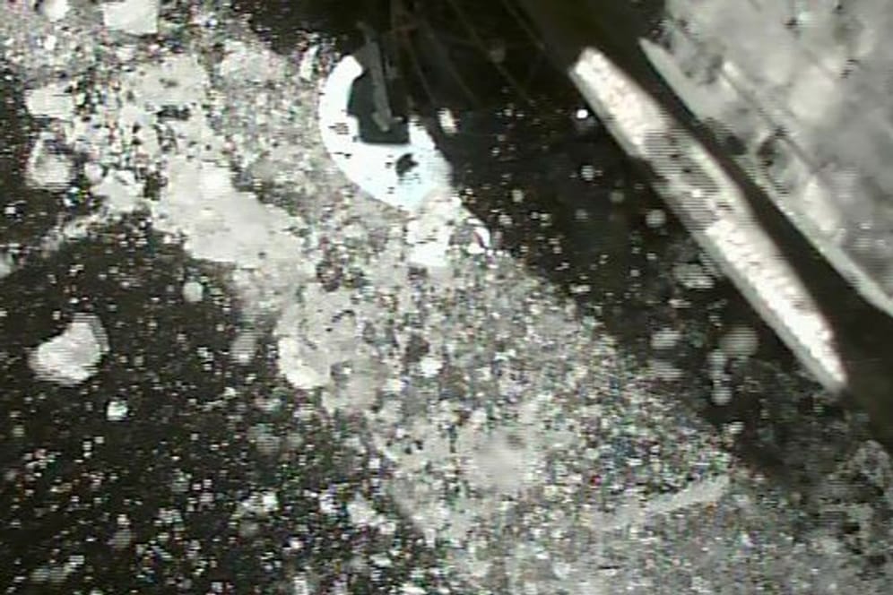 Die japanische Raumsonde "Hayabusa2" landet erfolgreich auf dem 250 Millionen Kilometer entfernten Asteroiden Ryugu.