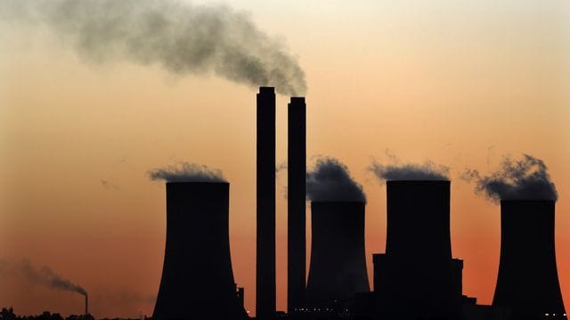 Rauchschwaden und Wasserdampf steigen über dem Kohlekraftwerk Lethabo in Südafrika auf. Rauchschwaden und Wasserdampf steigen über dem Kohlekraftwerk Lethabo in Südafrika auf.