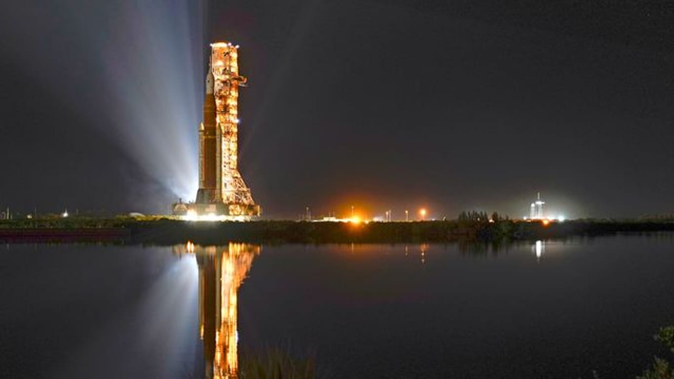 Die Artemis-Rakete der Nasa mit dem Orion-Raumschiff an Bord bewegt sich zur Startrampe 39B im Kennedy Space Center.