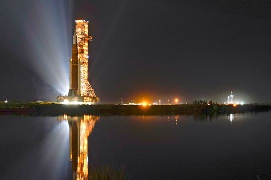 Die Artemis-Rakete der Nasa mit dem Orion-Raumschiff an Bord bewegt sich zur Startrampe 39B im Kennedy Space Center.