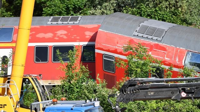 Der letzte umgestürzte Waggon wurde am Montag von Kränen geborgen.
