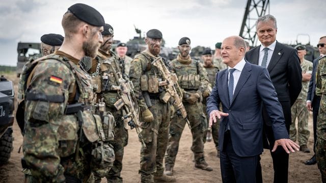 Bundeskanzler Olaf Scholz (M, SPD) besucht die NATO Enhanced Forward Presence Battle Group (eFP-Bataillon) im Camp Adrian Rohn. Bundeskanzler Olaf Scholz (M, SPD) besucht die NATO Enhanced Forward Presence Battle Group (eFP-Bataillon) im Camp Adrian Rohn.
