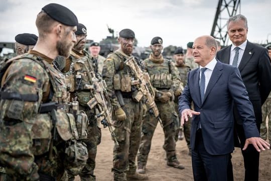 Bundeskanzler Olaf Scholz (M, SPD) besucht die NATO Enhanced Forward Presence Battle Group (eFP-Bataillon) im Camp Adrian Rohn.