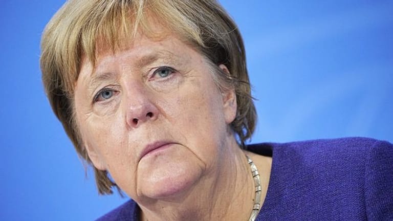 Altkanzlerin Angela Merkel stellt sich heute den Fragen eines Journalisten.