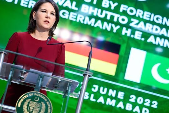 Annalena Baerbock äußert sich bei einer Pressekonferenz nach ihrem Gespräch mit dem pakistanischen Außenminister Bhutto Zardari.
