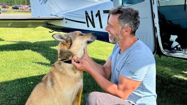 Sebastien Dos Santos Borges streichelt seinen Schlittenhund "Leon", den er nach drei Monaten zurückbekommen hat. Sebastien Dos Santos Borges streichelt seinen Schlittenhund "Leon", den er nach drei Monaten zurückbekommen hat.
