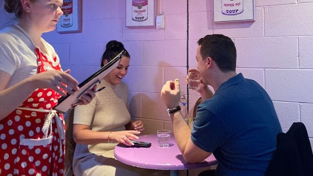Freundlich geht anders: Eine leicht genervt wirkende Kellnerin in Karen's Diner in Sydney. Freundlich geht anders: Eine leicht genervt wirkende Kellnerin in Karen's Diner in Sydney.