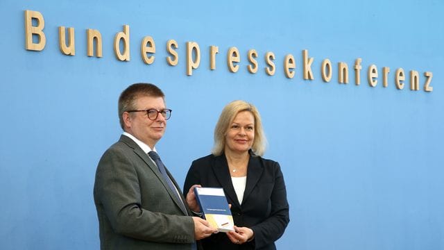 Bundesinnenministerin Nancy Faeser und der Präsident des Bundesamts für Verfassungsschutz, Thomas Haldenwang, stellen den Verfassungsschutzbericht vor. Bundesinnenministerin Nancy Faeser und der Präsident des Bundesamts für Verfassungsschutz, Thomas Haldenwang, stellen den Verfassungsschutzbericht vor.