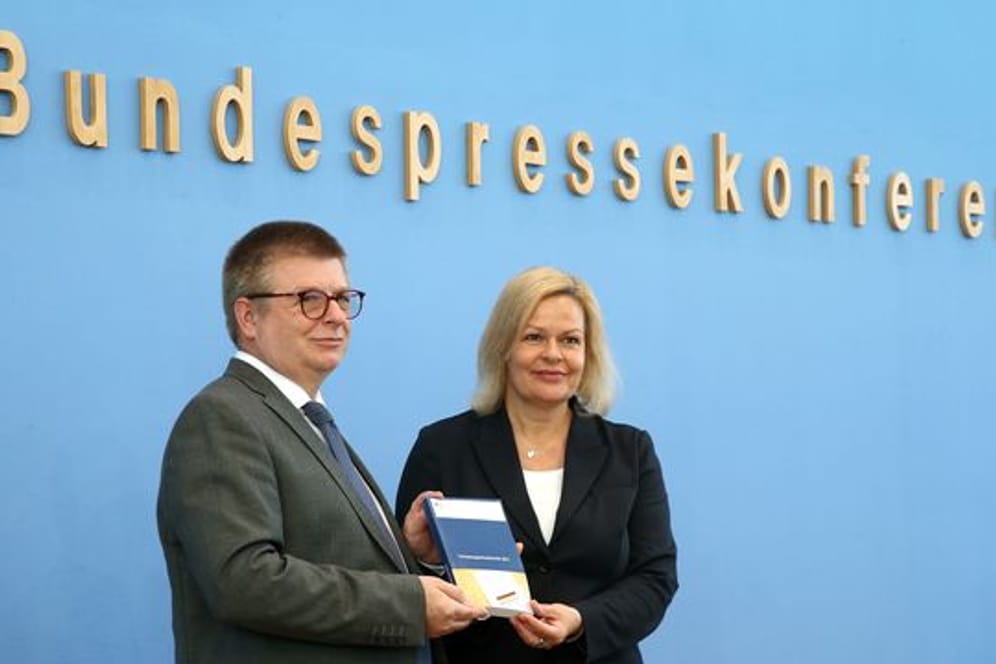 Bundesinnenministerin Nancy Faeser und der Präsident des Bundesamts für Verfassungsschutz, Thomas Haldenwang, stellen den Verfassungsschutzbericht vor.