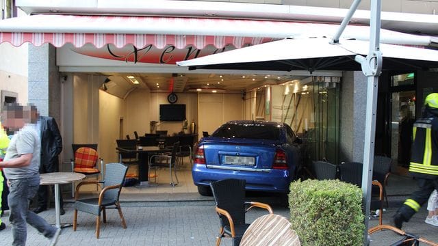 Ein Achtjähriger fuhr mit dem Auto seines Vaters direkt in das Eiscafé in Gelsenkirchen. Ein Achtjähriger fuhr mit dem Auto seines Vaters direkt in das Eiscafé in Gelsenkirchen.