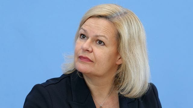 Hat einen Entwürf für ein sogenanntes Chancen-Aufenthaltsrecht vorgelegt: Bundesinnenministerin Nancy Faeser (SPD). Hat einen Entwürf für ein sogenanntes Chancen-Aufenthaltsrecht vorgelegt: Bundesinnenministerin Nancy Faeser (SPD).