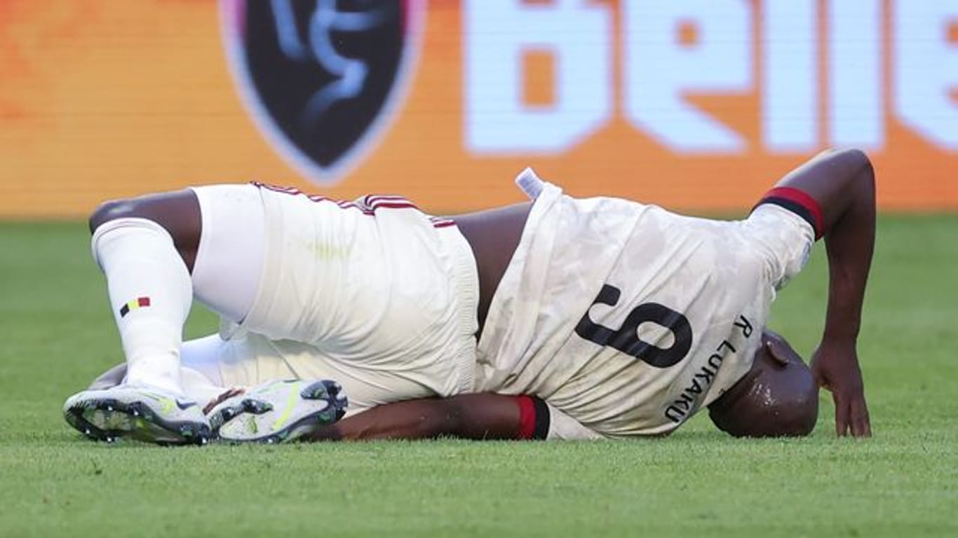 Belgiens Romelu Lukaku liegt verletzt am Boden.