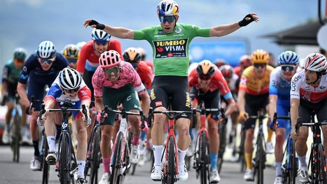 Der Belgier Wout Van Aert (M) jubelt, wird aber noch auf der Ziellinie von David Gaudu (l) aus Frankreich geschlagen.