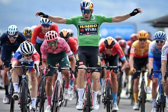 Der Belgier Wout Van Aert (M) jubelt, wird aber noch auf der Ziellinie von David Gaudu (l) aus Frankreich geschlagen.