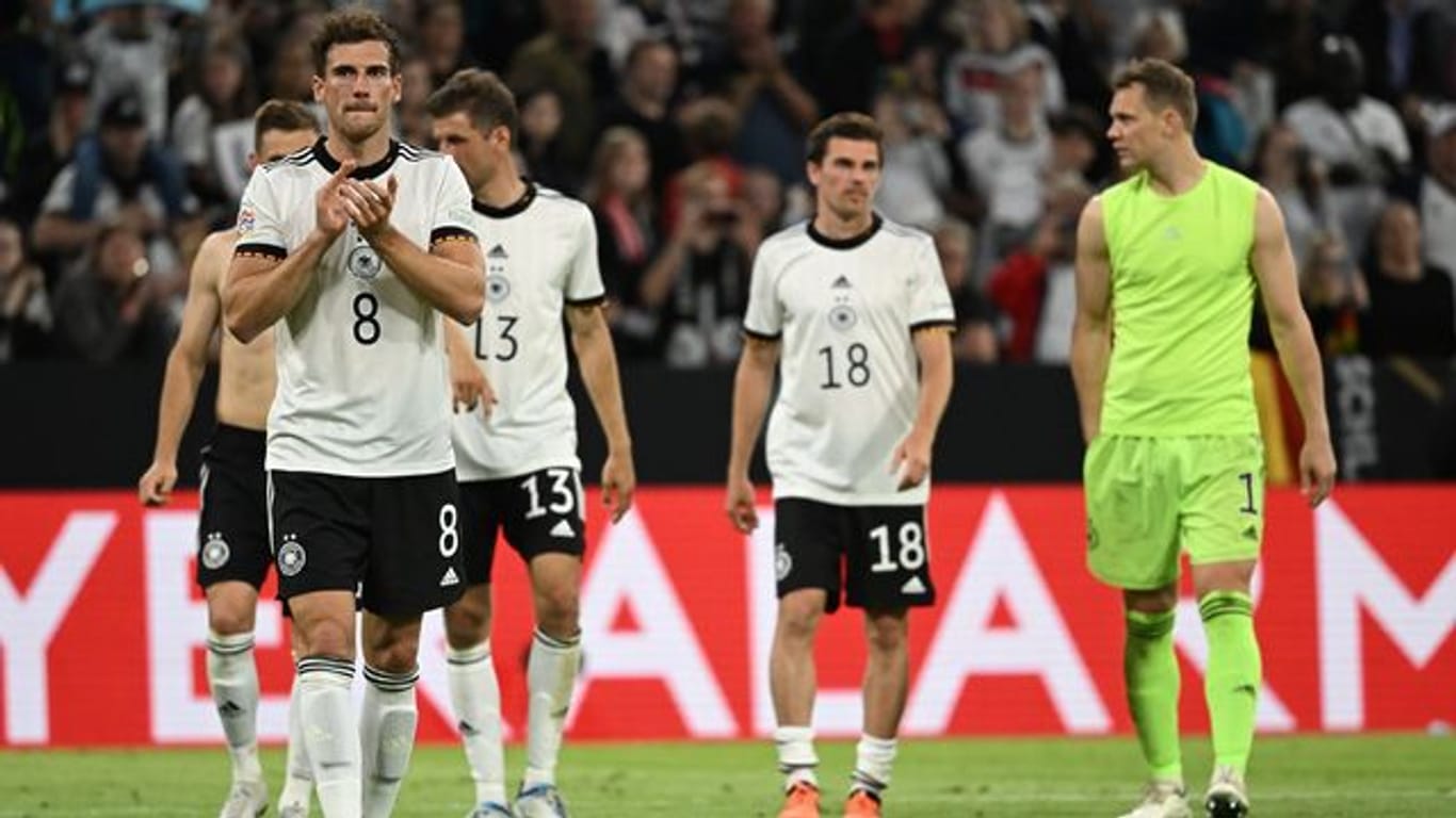 Deutschlands Leon Goretzka (l) applaudiert nach dem Spiel den Zuschauern.