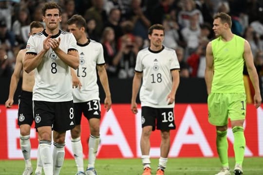 Deutschlands Leon Goretzka (l) applaudiert nach dem Spiel den Zuschauern.