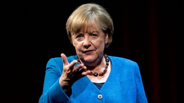 Die ehemalige Bundeskanzlerin Angela Merkel (CDU) spricht im Berliner Ensemble mit Spiegel-Reporter Alexander Osang.