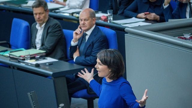 Außenministerin Annalena Baerbock (Grüne) bei einer Rede im Bundestag. Außenministerin Annalena Baerbock (Grüne) bei einer Rede im Bundestag.