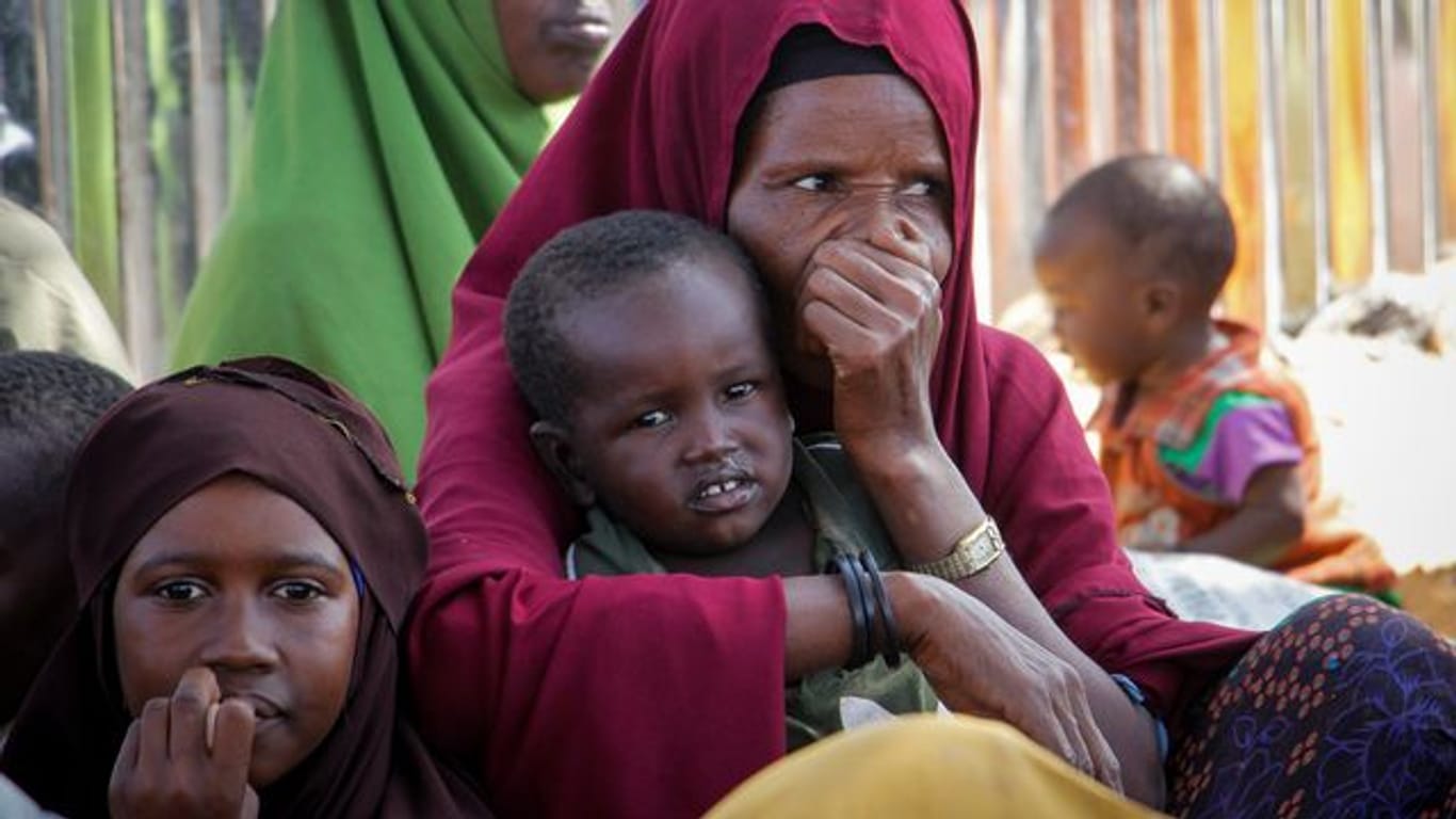 Somalier, die aus dürregeplagten Gebieten geflohen sind, sitzen in einem behelfsmäßigen Lager am Rande der Hauptstadt Mogadischu.