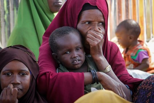 Somalier, die aus dürregeplagten Gebieten geflohen sind, sitzen in einem behelfsmäßigen Lager am Rande der Hauptstadt Mogadischu.