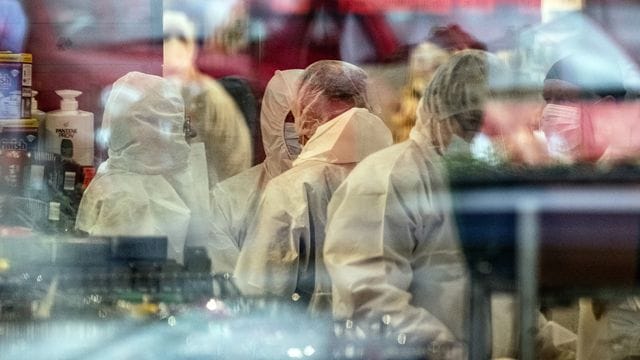 Kriminaltechniker stehen in dem Einkaufsmarkt, wo ein Mann nach Polizeiangaben vermutlich zuerst eine Frau und dann sich selbst erschossen hat. Kriminaltechniker stehen in dem Einkaufsmarkt, wo ein Mann nach Polizeiangaben vermutlich zuerst eine Frau und dann sich selbst erschossen hat.