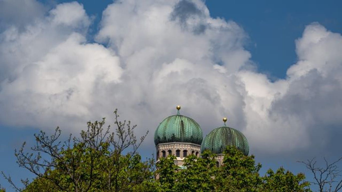 Die Turmspitzen der Münchener Frauenkirche.