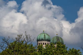 Die Turmspitzen der Münchener Frauenkirche.
