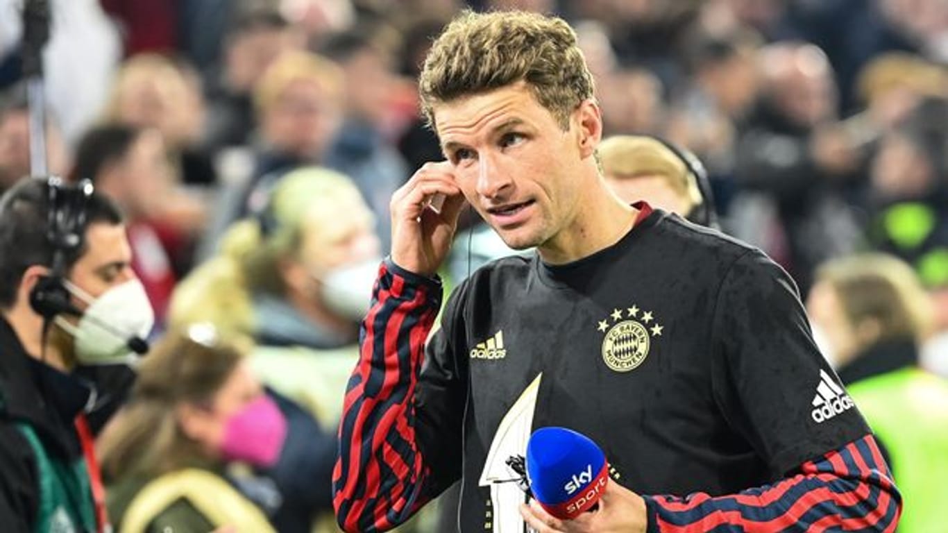 Bayerns Thomas Müller kommt nach einem Spiel zum Interview.