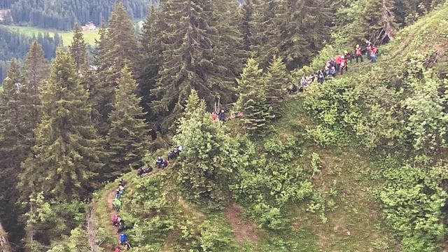 Schüler und eine Lehrergruppe im österreichischen Kleinwalsertal. Schüler und eine Lehrergruppe im österreichischen Kleinwalsertal.