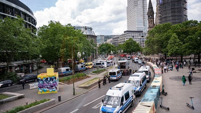 Ein Auto fährt in eine Menschenmenge - Bundeskanzler Scholz spricht nun von einer "Amoktat".