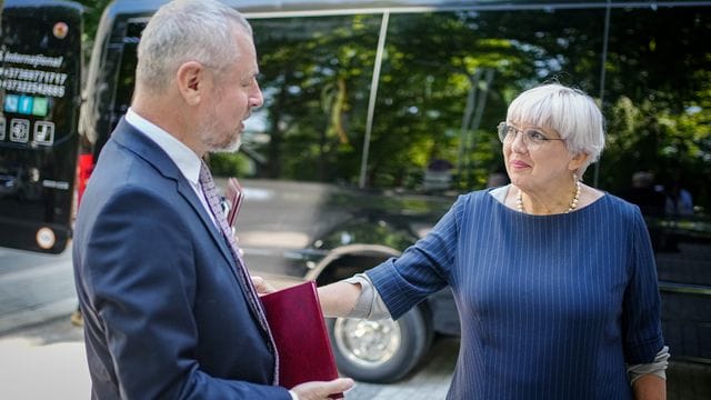 Kulutrstaatsministerin Claudia Roth wird in Chisinau von ihrem Amtskollegen Sergiu Prodan empfangen.