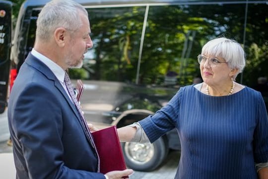 Kulutrstaatsministerin Claudia Roth wird in Chisinau von ihrem Amtskollegen Sergiu Prodan empfangen.