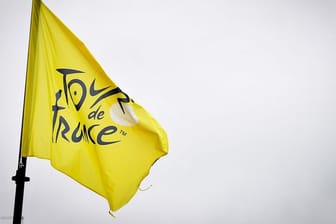 Eine Fahne mit dem Logo der Tour de France weht im Wind.