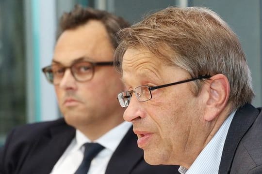 Christian Karagiannidis (l), ARDS und ECMO Zentrum Köln-Merheim, und Heyo Kroemer, Vorsitzender des Corona-ExpertInnenrats und Vorstandsvorsitzender der Charité - Universitätsmedizin Berlin, nehmen an einer Pressekonferenz teil.