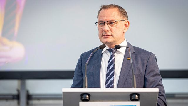 AfD-Bundessprecher Tino Chrupalla strebt erneut den Parteivorsitz an. AfD-Bundessprecher Tino Chrupalla strebt erneut den Parteivorsitz an.
