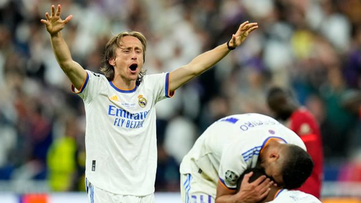 Reals Luka Modric (l) freut sich mit seinen Mannschaftskameraden nach dem Sieg über den FC Liverpool im Champions-League-Finale.