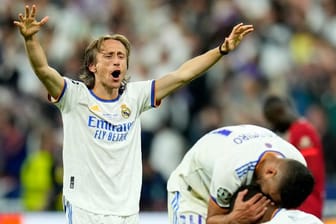 Reals Luka Modric (l) freut sich mit seinen Mannschaftskameraden nach dem Sieg über den FC Liverpool im Champions-League-Finale.
