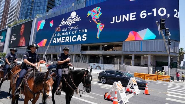 Berittene Polizisten patrouillieren vor Beginn des Amerika-Gipfels in Los Angeles.