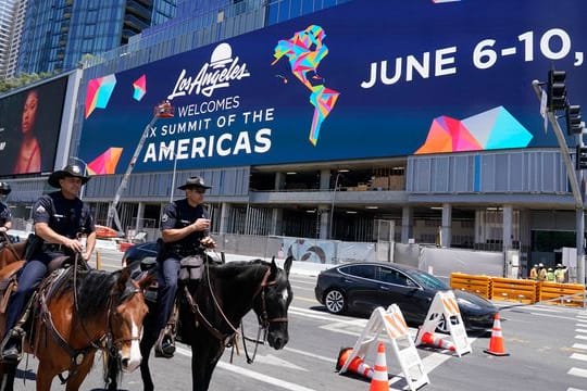 Berittene Polizisten patrouillieren vor Beginn des Amerika-Gipfels in Los Angeles.