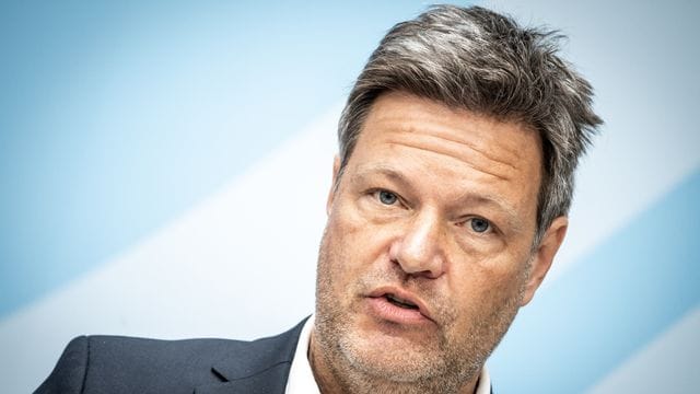 Robert Habeck (Bündnis 90/Die Grünen), Bundesminister für Wirtschaft und Klimaschutz, wirbt für eine bessere Zusammenarbeit mit Nordafrika und Nahost im Energie-Markt. Robert Habeck (Bündnis 90/Die Grünen), Bundesminister für Wirtschaft und Klimaschutz, wirbt für eine bessere Zusammenarbeit mit Nordafrika und Nahost im Energie-Markt.