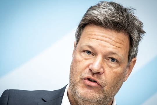 Robert Habeck (Bündnis 90/Die Grünen), Bundesminister für Wirtschaft und Klimaschutz, wirbt für eine bessere Zusammenarbeit mit Nordafrika und Nahost im Energie-Markt.