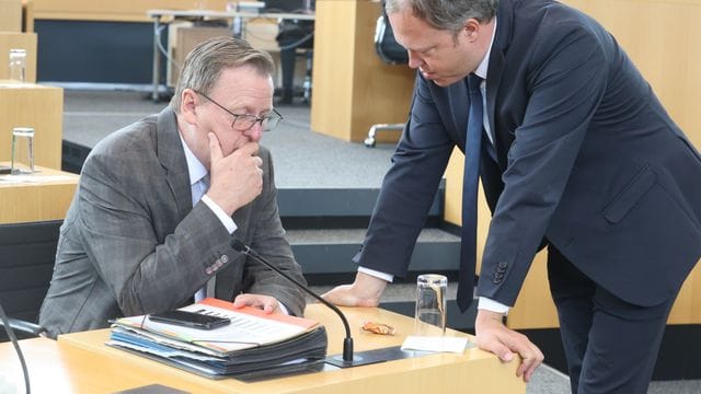 Bodo Ramelow (l), (Die Linke), Ministerpräsident von Thüringen und Mario Voigt (CDU), Fraktionsvorsitzender im Thüringer Landtag, sprechen vor Beginn einer Sondersitzung des Thüringer Landtags im Plenarsaal. Bodo Ramelow (l), (Die Linke), Ministerpräsident von Thüringen und Mario Voigt (CDU), Fraktionsvorsitzender im Thüringer Landtag, sprechen vor Beginn einer Sondersitzung des Thüringer Landtags im Plenarsaal.