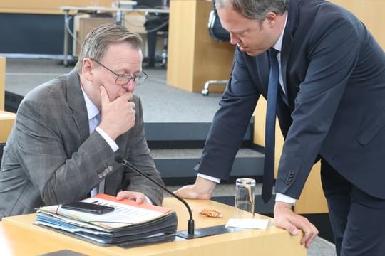 Bodo Ramelow (l), (Die Linke), Ministerpräsident von Thüringen und Mario Voigt (CDU), Fraktionsvorsitzender im Thüringer Landtag, sprechen vor Beginn einer Sondersitzung des Thüringer Landtags im Plenarsaal.