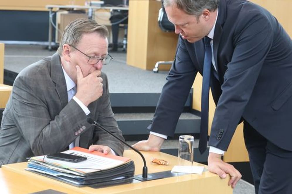 Bodo Ramelow (l), (Die Linke), Ministerpräsident von Thüringen und Mario Voigt (CDU), Fraktionsvorsitzender im Thüringer Landtag, sprechen vor Beginn einer Sondersitzung des Thüringer Landtags im Plenarsaal.